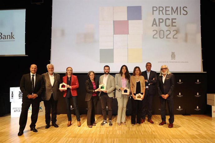 Fotografía de familia de la primera edición de los Premios Apce, el 25 de octubre de 2022.