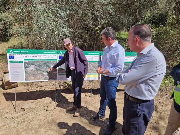 El delegado de Agricultura, Pesca, Agua y Desarrollo Rural, Álvaro Burgos, en su visita a las obras de abastecimiento en la sierra de Huelva.