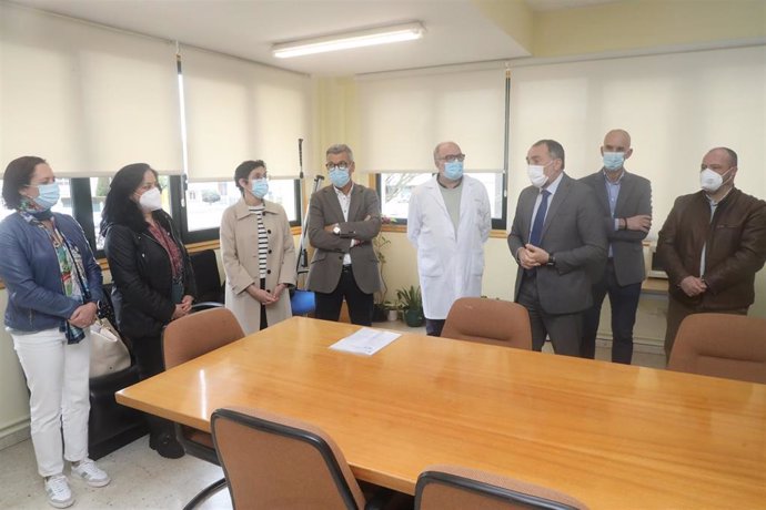 O conselleiro de Sanidade, Julio García Comesaña, visita o centro de saúde de Teixeiro, en Curtis (A Coruña).
