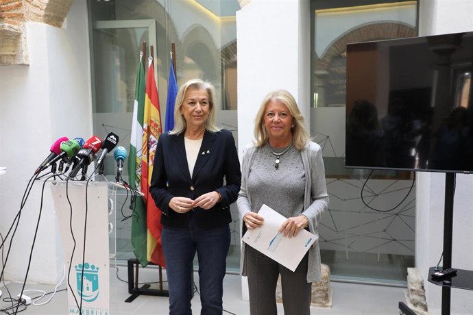 La alcaldesa, Ángeles Muñoz, junto a la concejala de Ordenación del Territorio, Urbanizaciones y Vivienda, María Francisca Caracuel.