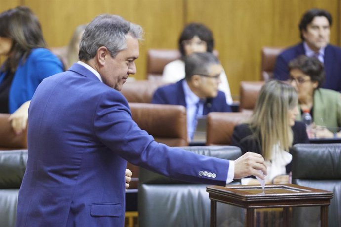 El secretario general del PSOE de Andalucía y Portavoz del Grupo Parlamentario Socialista, Juan Espadas, durante la primera jornada del Pleno del Parlamento andaluz en el Parlamento de Andalucía, a 22 de marzo de 2023 en Sevilla (Andalucía, España). En 
