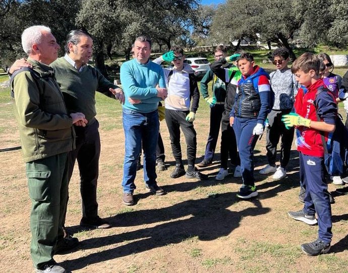 Escolares de Secundaria retiran y clasifican basura en cuatro kilómetros de la Rivera del Cala.