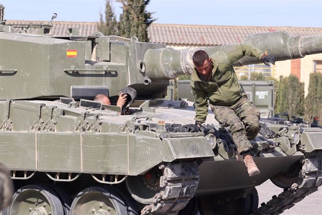 Un militar ucraniano subido en uno de los carros de combate Leopard 2A4 durante la presentación de la formación de las Fuerzas Armadas españolas a militares ucranianos, en el Centro de Adiestramiento de San Gregorio, en Zaragoza
