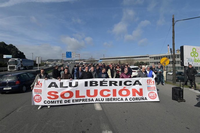 Un grupo de personas protesta con una pancarta durante una concentración frente a la fábrica de Alu Ibérica, a 14 de marzo de 2023, en A Coruña, Galicia (España). Al grito de Alu Ibérica, solución, los extrabajadores exigen el pago de sus indemnizacio