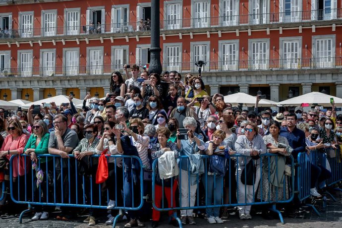 Archivo - Varias personas, en la Plaza Mayor asisten a la tamborrada del Domingo de Resurrección, a 17 de abril de 2022