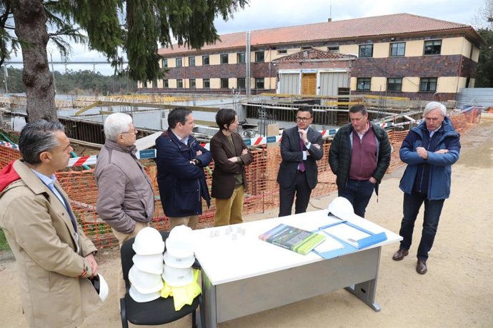 El conselleiro do Medio Rural, José González, acompañado por el director de la Axencia Galega da Calidade Alimentaria, José Luis Cabarcos, y por el alcalde de Boqueixón, Manuel Fernández.