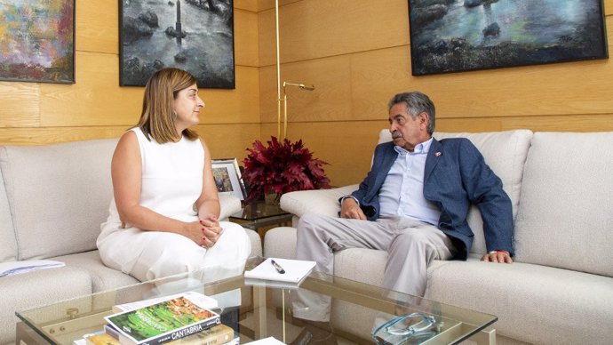 Imagen de archivo. Reunión entre el presidente de Cantabria, Miguel Ángel Revilla, y la presidenta del PP autonómico, María José Sáenz de Buruaga, en 2019