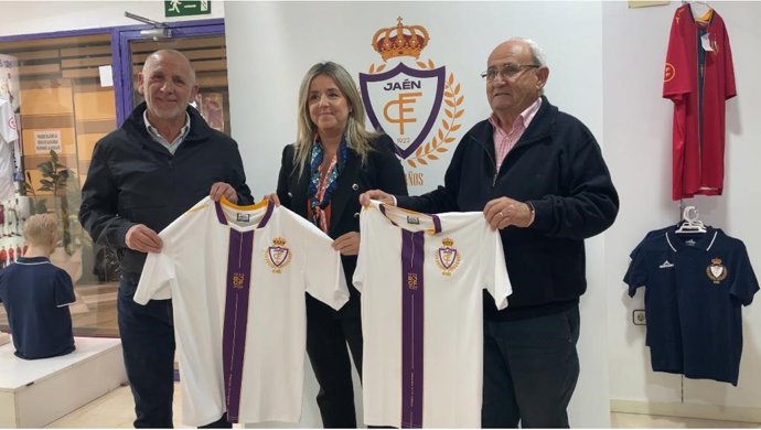 Elena González con las dos camisetas donadas por el Real Jaén