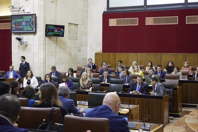 Momento en que la cámara aprueba la Ley de Economía Circular durante la primera jornada del Pleno del Parlamento andaluz en el Parlamento de Andalucía, a 22 de marzo de 2023 en Sevilla (Andalucía, España).