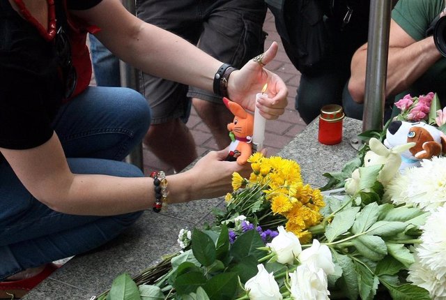 Archivo - Flores depositadas en recuerdo a las víctimas del derribo del vuelo MH17 en el este de Ucrania.