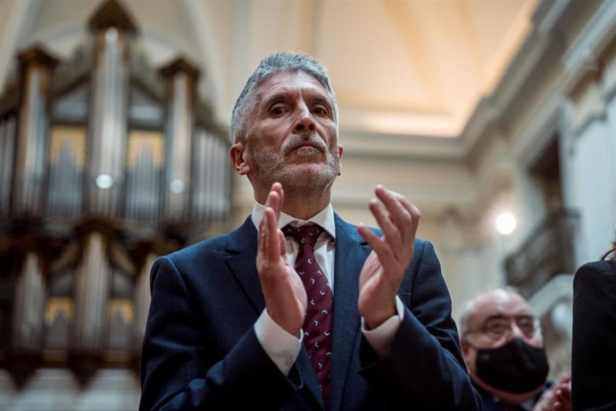 El ministro del Interior, Fernando Grande-Marlaska, aplaude durante el acto de conmemoración del Día Europeo de las Víctimas del Terrorismo, en la Real Academia de Bellas  Artes de San Fernando, a 7 de marzo de 2023, en Madrid (España). El Día Europeo e