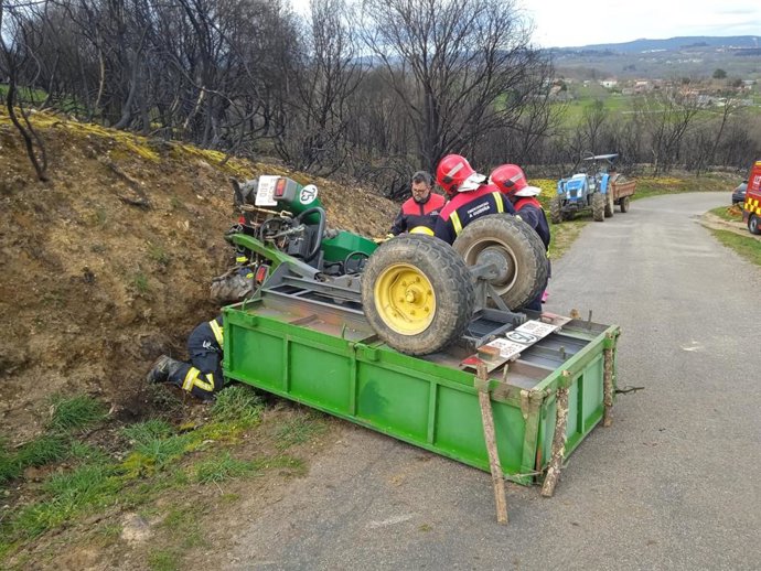 Un Hombre De 89 Años Ha Muerto En La Tarde De Este Miércoles Al Sufrir Un Accidente Con El Tractor Que Manejaba En El Municipio Ourensano De Riós