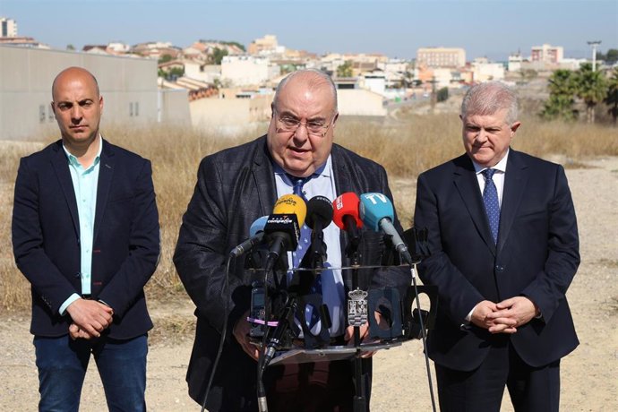 De izquierda a derecha, el alcalde de Molina de Segura (Murcia), Eliseo García Cantó; el secretario de Estado de Justicia, Tontxu Rodríguez, y el delegado del Gobierno en la Región, José Vélez