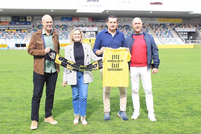 Ricardo Arana, Amaia del Campo, Joseba Núñez e Iñigo Asensio en el campo de Lasesarre.