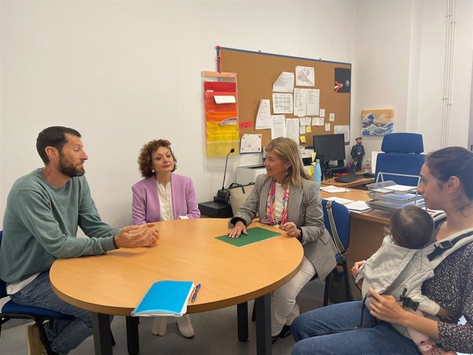 Paredes con representantes del Ampa de la Escuela Infantil Tierra y Libertad de Casines de Puerto Real.