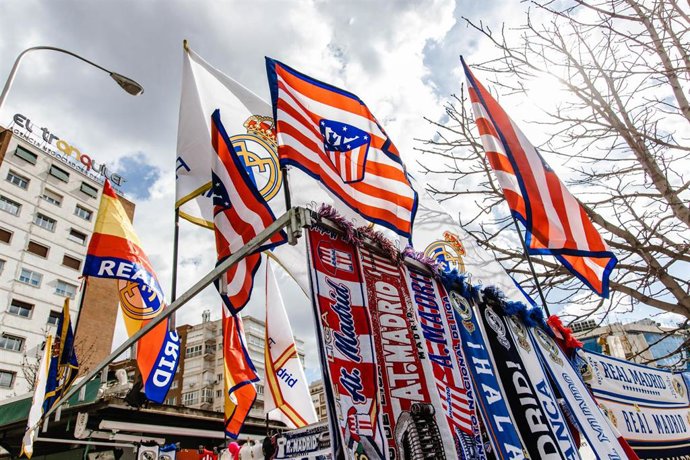Un puesto de banderines de equipos de fútbol en las inmediaciones del estadio Santiago Bernabéu