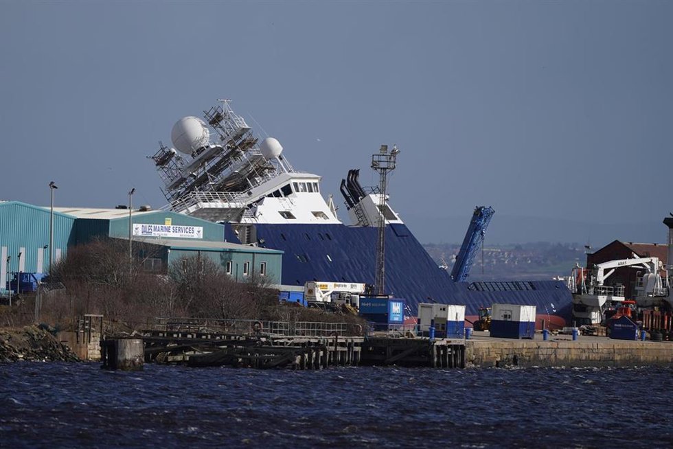 El buque volcado en el puerto de Edimburgo