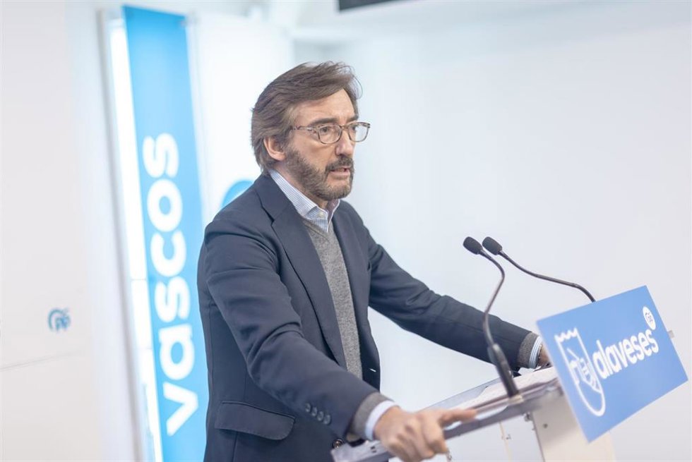 Archivo - El presidente del PP de Álava, Iñaki Oyarzabal