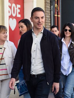 El líder de los socialistas madrileños Juan Lobato, a su llegada a la reunión del Comité Federal 'Defiende lo que piensas', en la sede federal del PSOE, a 18 de marzo de 2023, en Madrid (España). Durante la reunión, se ha abordado el cambio de listas en