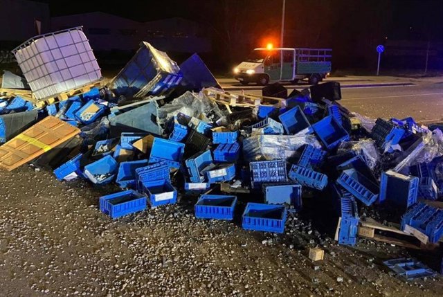 Carga de un camión sobre la vía tras un accidente.