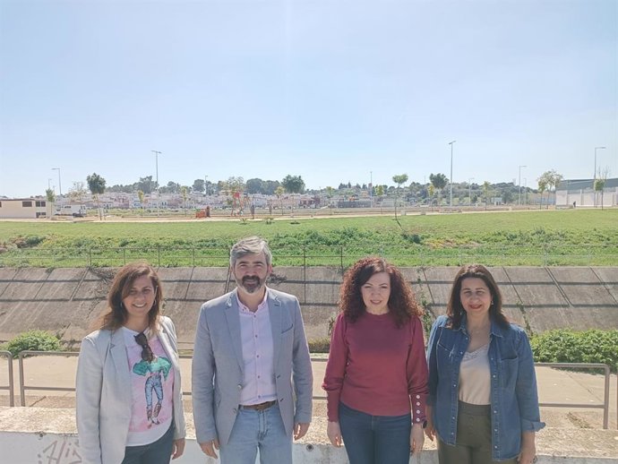 El alcalde de Coria del Río, Modesto González, en la Urbanización Las Palomas.