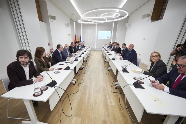 Imagen de la reunión de la Junta de Transferencias Navarra-Estado para ratificar el acuerdo sobre el traspaso de las competencias de tráfico y seguridad vial