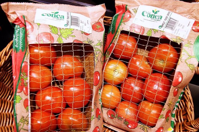 Tomates con envoltorio "100% reciclable y compostable" de Caprabo.