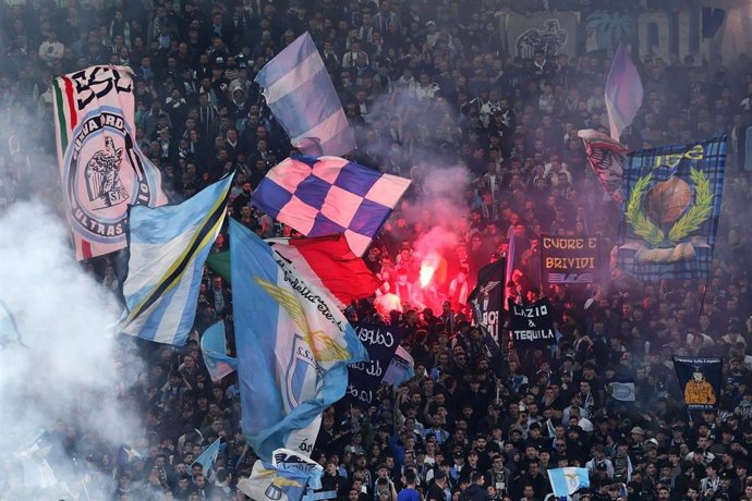 Imagen de la grada del Estadio Olímpico con aficionados de la Lazio durante el derbi ante la Roma de la Serie A 2022-2023