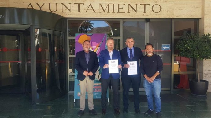 El portavoz y candidato de Vox a la Alcaldía de Dos Hermanas, Adrián Trashorras, con miembros de la Asociación Empresarial TIXE.