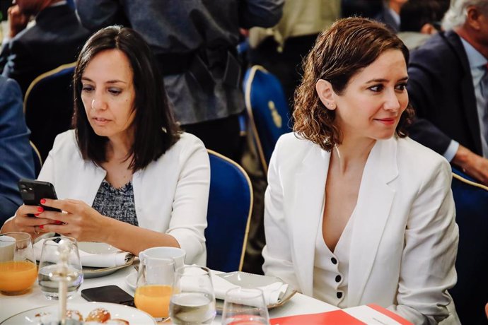 Archivo - La delegada del Gobierno en la Comunidad de Madrid, Mercedes González, y la presidenta de la Comunidad de Madrid, Isabel Díaz Ayuso, en un desayuno informativo de Fórum Europa