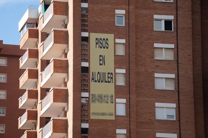 Archivo - Cartell de lloguer d'habitatges a Barcelona