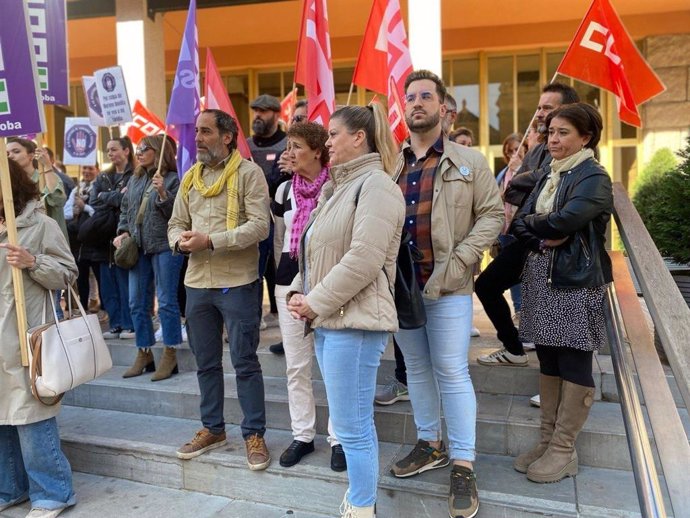 Integrantes de la candidatura de Hacemos Córdoba en una concentración de trabajadores del comercio contra la ampliación de horarios.