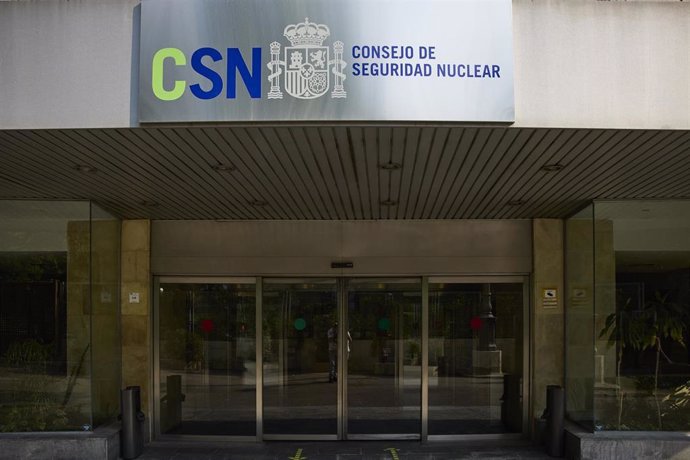 Archivo - Entrada principal de la sede del Consejo de Seguridad Nuclear (CSN). Esta institución española es independiente de la Administración General del Estado, posee personalidad jurídica y patrimonio propio, que tiene como fin primordial velar por l