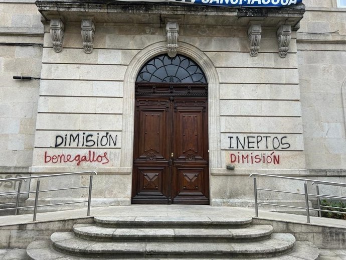 Pintadas en la fachada principal del Ayuntamiento de Ponteareas (Pontevedra).