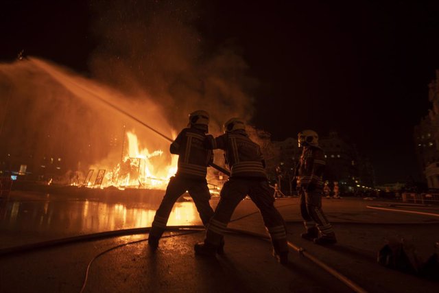 Els bombers durant la cremà de la Falla de l'Ajuntament de València de 2023. 