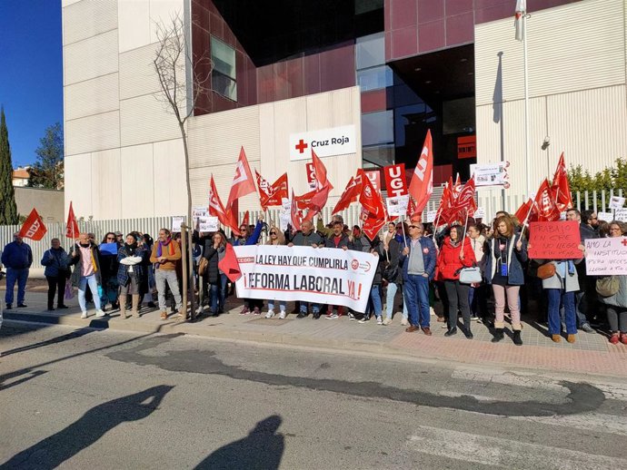 Concentración de trabajadores de Cruz Roja ante la sede provincial de la entidad el pasado 4 de febrero para exigir la aplicación del covenio sectorial que les corresponde.