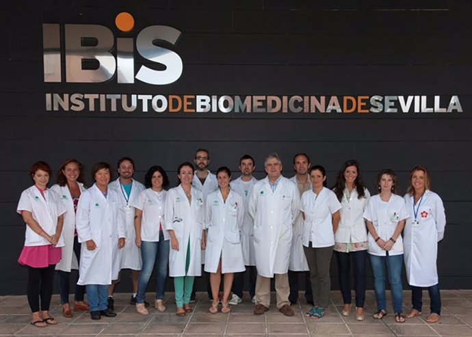 Archivo - Profesionales del equipo de investigadores del IBIS en una foto de archivo.