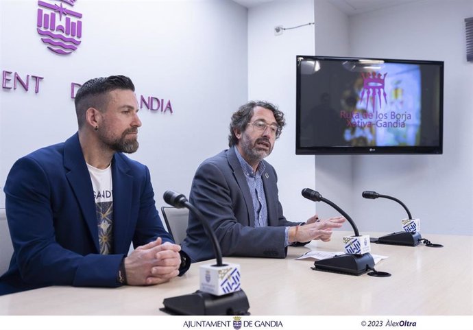 El regidor delegado de Turismo de Gandia, Vicent Mascarell, presenta en rueda de prensa junto al conductor del audiovisual, Miguel Ángel García, la docuserie de La Ruta dels Borja.