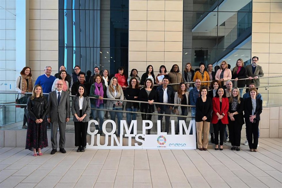 Imagen de familia de beneficiarios y voluntarios del programa 'Cambiando Vidas 2023' de Fundación Endesa y Fundación Integra