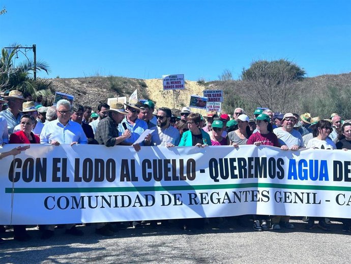 Concentración de los regantes del Genil Cabra para exigir la retirada de los lodos del canal y del embalse del Cordobilla.