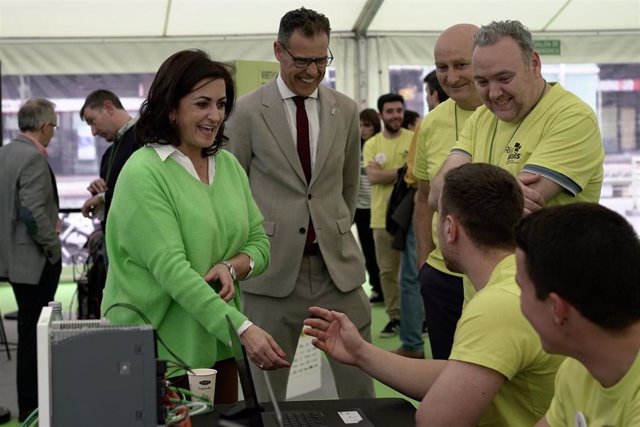 La presidenta del Gobierno de La Rioja, Concha Andreu, ha visitado esta tarde la nueva carpa ubicada en la plaza del Ayuntamiento de Logroño en la que se desarrolla la segunda jornada del Campeonato de Formación Profesional RiojaSkills