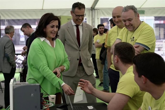 La presidenta del Gobierno de La Rioja, Concha Andreu, ha visitado esta tarde la nueva carpa ubicada en la plaza del Ayuntamiento de Logroño en la que se desarrolla la segunda jornada del Campeonato de Formación Profesional RiojaSkills