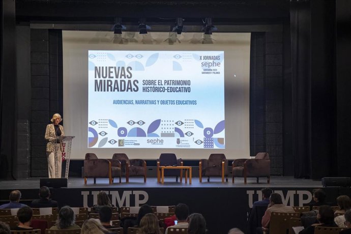 La consejera de Educación y Formación Profesional, Marina Lombó, en la inauguración de las X Jornadas Sephe 2023 sobre patrimonio histórico educativo.