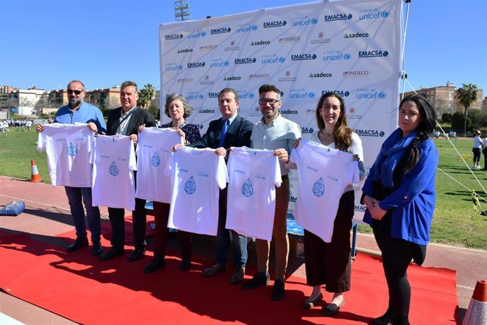 Autoridades presentes en la Gran Carrera Solidaria Unicef-Emacsa, que bate récord de participación con cerca de 1.600 niños.