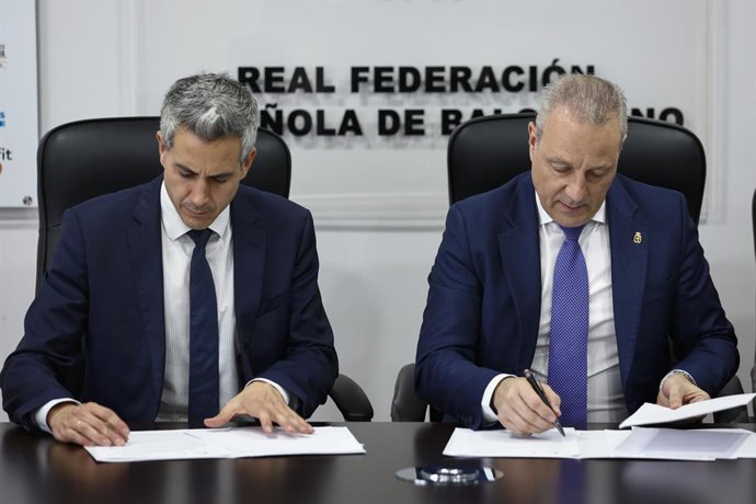 El vicepresidente de Cantabria, Pablo Zuloaga, firma el acuerdo de colaboración con el presidente la Federación Española de Balonmano, Francisco Blázquez.