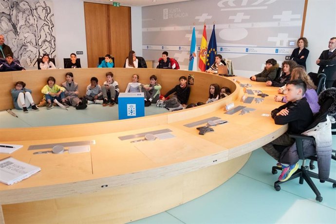 Visita de estudiantes a la sala del Consello de la Xunta.