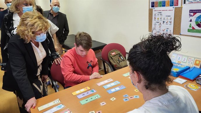 La consejera de Ciudadanía, María Victoria Broto, ha visitado las nuevas instalaciones de Fraga.