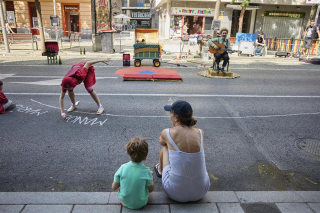 Archivo - Cómicos actúan durante la celebración de un Día Familiar Solidario para recaudar fondos para Ucrania.