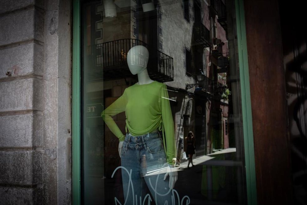 Archivo - Escaparate de una tienda cerrada en Barcelona