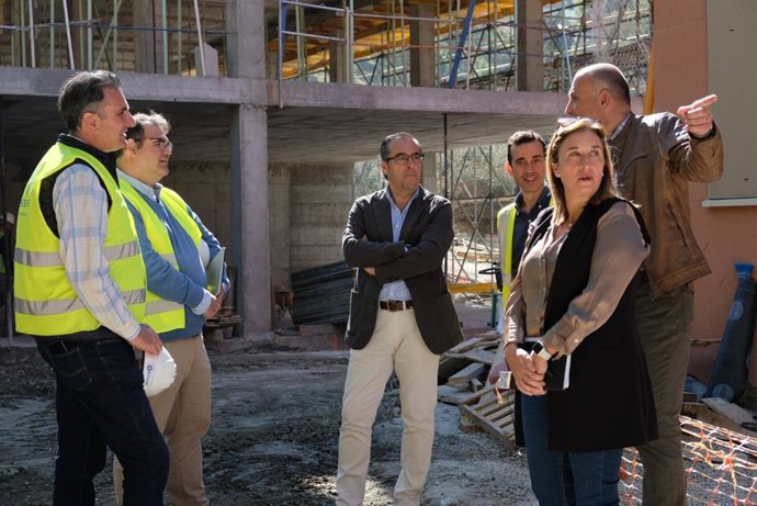 El delegado de Desarrollo Educativo y Formación Profesional y de Universidad, Investigación e Innovación de la Junta en Málaga, Miguel Briones, ha visitado este miércoles las obras de ampliación y reforma  del instituto.